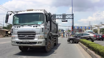 Ô tô bị xe ben húc văng, 2 anh em thoát chết