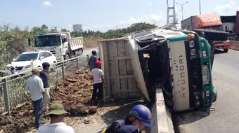 Tài xế nhập viện khi xe ben "cắm" đầu vào dải phân cách