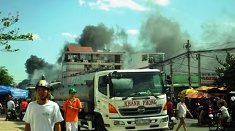 Hàng trăm người tháo chạy khi cháy lan gần khu dân cư