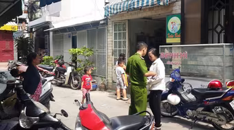 Người đàn ông khóa trái cửa tự đâm mình, tử vong