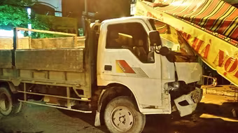 2 người phụ nữ thoát chết khi xe tải tông sập quán phở trong đêm