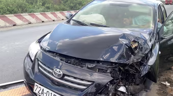 Hai vợ chồng thoát chết khi "xế hộp" tông cột đèn, nát đầu