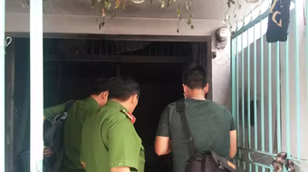 Dùng xà beng phá cửa, cứu 2 người bỏng nặng sau tiếng nổ lớn