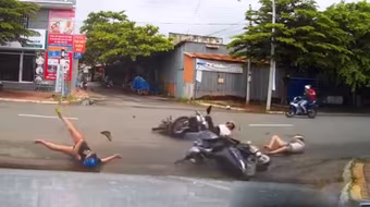 Khoảnh khắc hai xe máy tông nhau đáng sợ khi băng qua đường