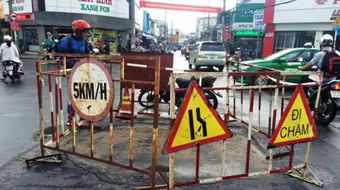 "Hố tử thần" xuất hiện trên phố khiến giao thông ùn ứ