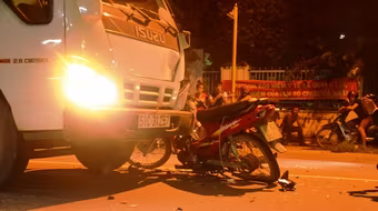 Tông trực diện xe tải, đôi nam nữ nguy kịch