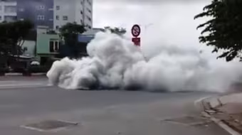 Xe tải bốc khói ngùn ngụt trên đại lộ