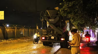 Thanh niên đi xe máy va chạm với xe bồn, tử vong tại chỗ