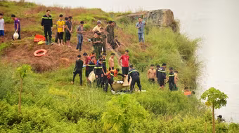 Nhóm công nhân rủ nhau tắm hồ đá, một người đuối nước