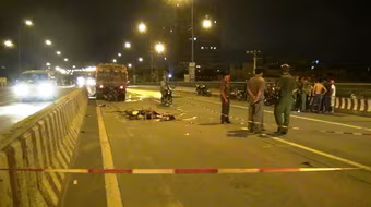 Hai thanh niên đi xe máy chết thảm khi lao vào xe dọn đường