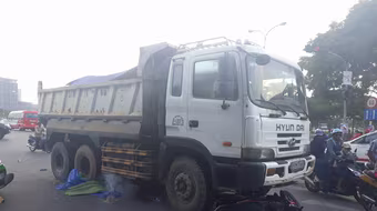 Xe máy va chạm với xe ben, cụ bà bị cán tử vong