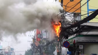 Cột cáp viễn thông cháy nổ giữa phố