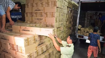 Phát hiện kho hàng "khủng" nghi nhập lậu từ Trung Quốc