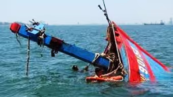 Cứu 8 thuyền viên rơi xuống biển khi tàu cá bị chìm