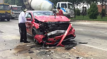 "Xế hộp" tiền tỷ biến dạng sau cú tông đuôi xe tải