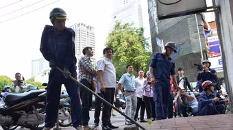 Xem lãnh đạo UBND quận 1 chỉ huy dỡ bỏ trụ sở khu phố lấn chiếm vỉa hè