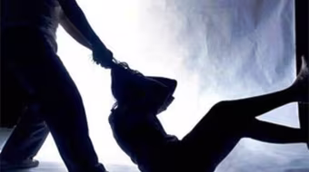 Nam thanh niên bịt mặt đi đòi nợ, xâm hại bé gái 13 tuổi