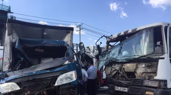 4 ô tô tông liên hoàn, gần 30 phút giải cứu 2 tài xế mắc kẹt trong cabin