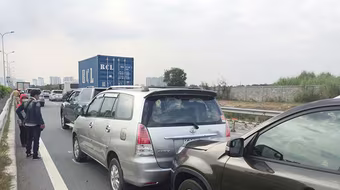 Va chạm liên hoàn 6 ô tô trên đường dẫn cao tốc