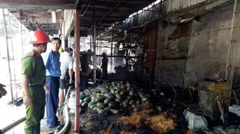 Quán cà phê và ki-ốt hoa quả cùng phát hỏa giữa trưa