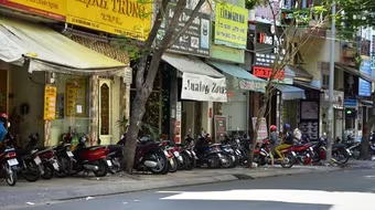 Bị truy sát trên đường phố, nam thanh niên rút súng ngắn chống trả