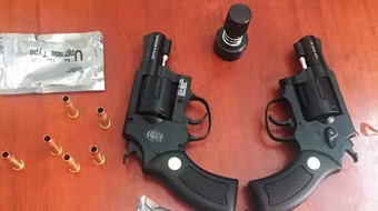 Tạm giữ nam thanh niên thủ nhiều súng, đạn trong người 