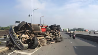 2 vụ xe container lật nhào xảy ra liên tiếp khi ôm cua gấp