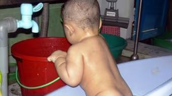 Bé 2 tuổi tử vong do gục đầu vào thùng nước ở nhà vệ sinh