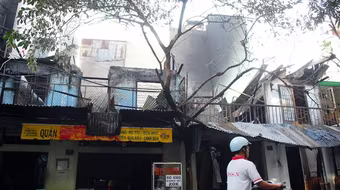 Cháy lớn cơ sở vải, lửa lan sang thiêu rụi nhà dân