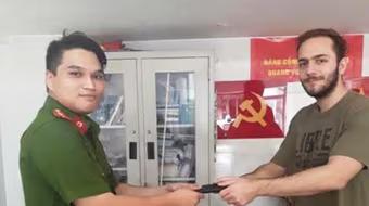 Vừa giật điện thoại của du khách Mỹ liền bị cảnh sát đặc nhiệm truy đuổi