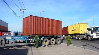 Người đàn ông tử vong thương tâm dưới bánh xe container