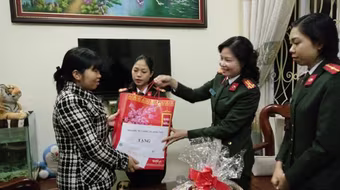 San sẻ khó khăn với chị em Hội Phụ nữ CATP Hà Nội