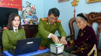 Đến tận nhà làm CMND cho Mẹ Việt Nam anh hùng