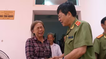 Thiếu tướng Bạch Thành Định thăm, tặng quà thân nhân liệt sỹ