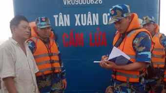 Cảnh sát biển bắt giữ tàu chở xăng không rõ nguồn gốc