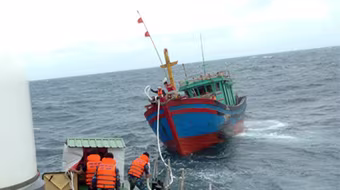 Cảnh sát biển cứu tàu cá gặp nạn trong mưa bão