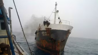 Bắt giữ tàu nước ngoài sang mạn, bán dầu trái phép