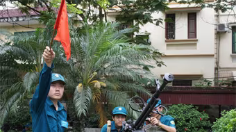 Dân quân Hà thành tập bắn máy bay và tên lửa tầm thấp