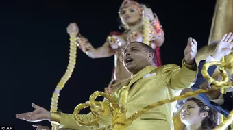 Ronaldo “béo” được tôn vinh trong lễ hội Carnaval ở Sao Paulo