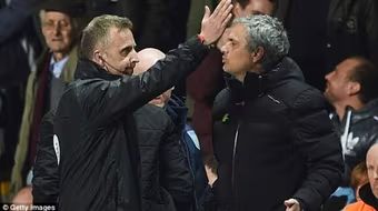 Trắng tay rời sân Aston Villa, Jose Mourinho quay ra mỉa mai trọng tài