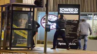 Sao M.U bị bắt gặp say xỉn, hát vang giữa đường phố