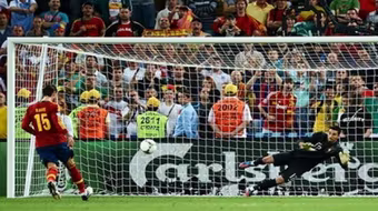 Sao tuyển Tây Ban Nha trình diễn siêu phẩm Panenka trên sân tập