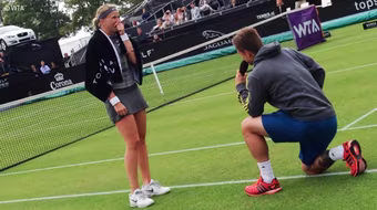 Màn cầu hôn lãng mạn trên sân tennis làm sôi sục cư dân mạng