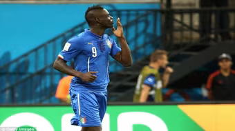 Balotelli lại gây sốc khi muốn được hôn… Nữ hoàng Anh