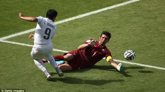 Marchisio nhận thẻ đỏ, 10 cầu thủ Italia “gục ngã” trước Uruguay