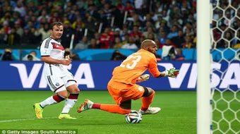 Xe tăng Đức chật vật “lết” vào tứ kết