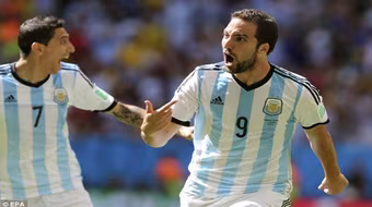 Siêu phẩm đá nối của Higuain đưa Argentina vào bán kết