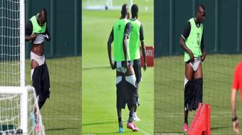 "Siêu quậy" Balotelli lại gây sốc khi “tồng ngồng” trên sân tập