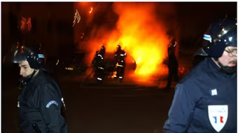 Pháp: Hơn 1.000 ô tô bị đốt trong đêm giao thừa