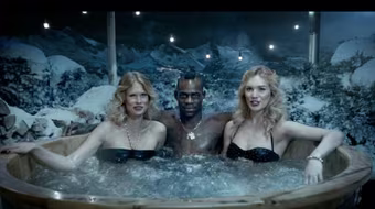 Balotelli và Usain Bolt lại đắm mình cùng những người đẹp